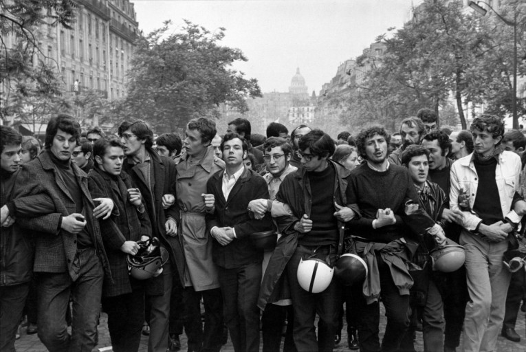 manifestacic3b3n-estudiantil-parc3ads-junio-de-1968-henri-cartier-bresson